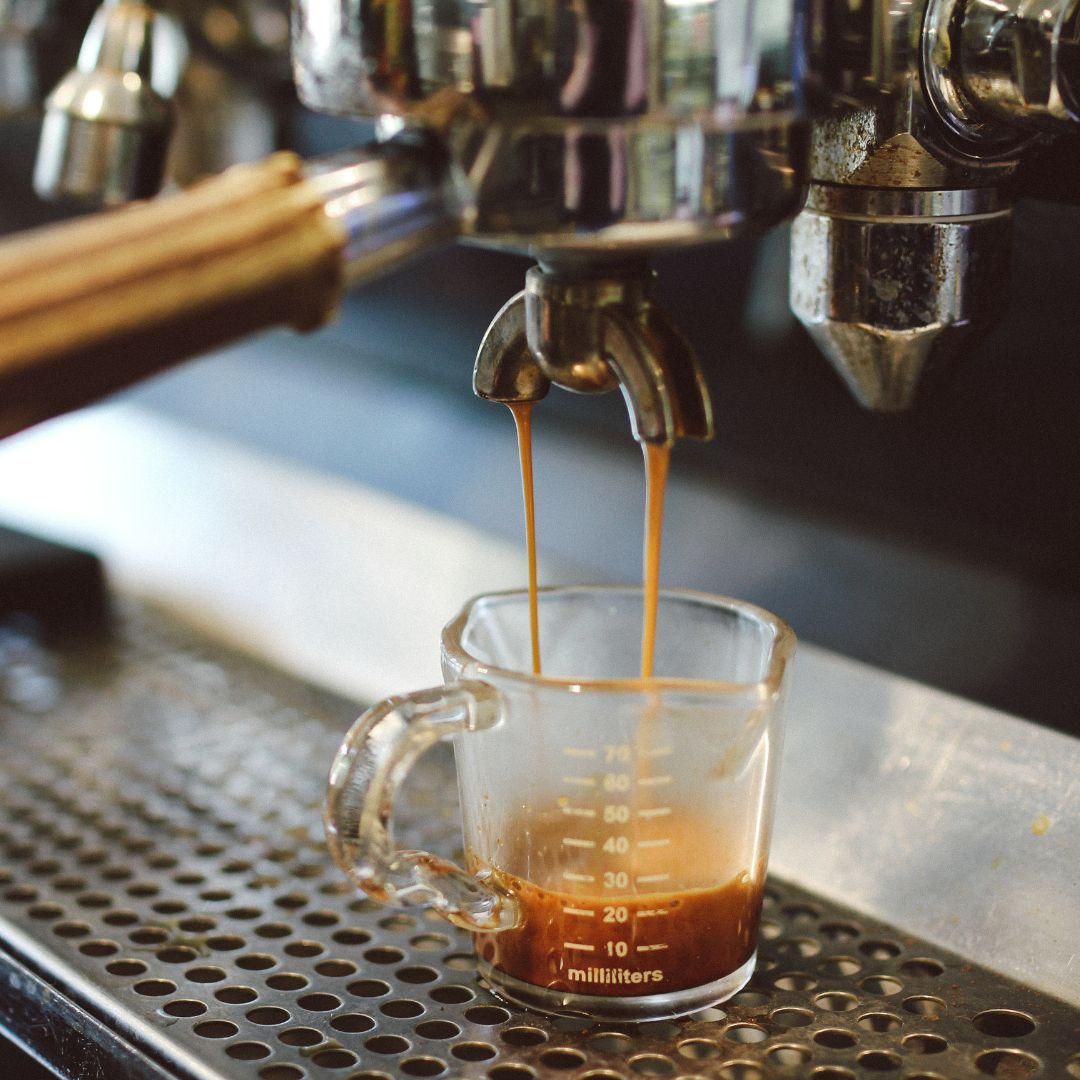 Potret membuat kopi 