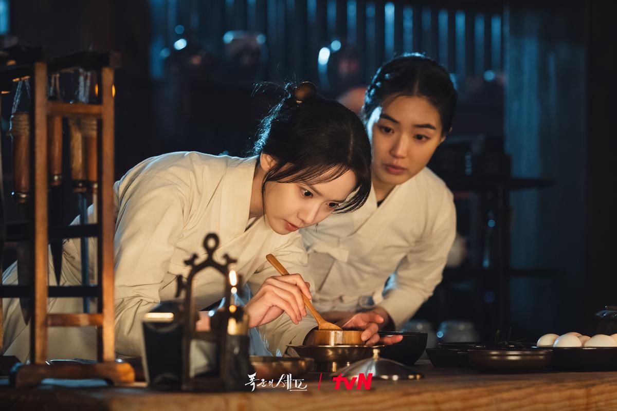Potret Lim Yoona dan Yoon Seo Ah dalam drakor Bon Appetit, Your Majesty