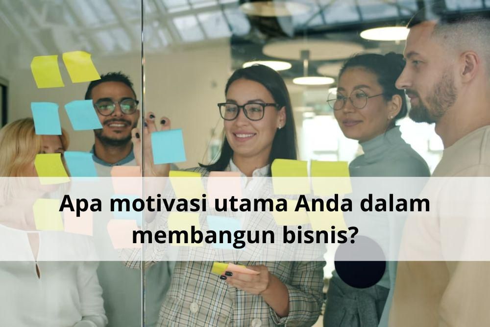 Pekerja yang sedang menempelkan memo