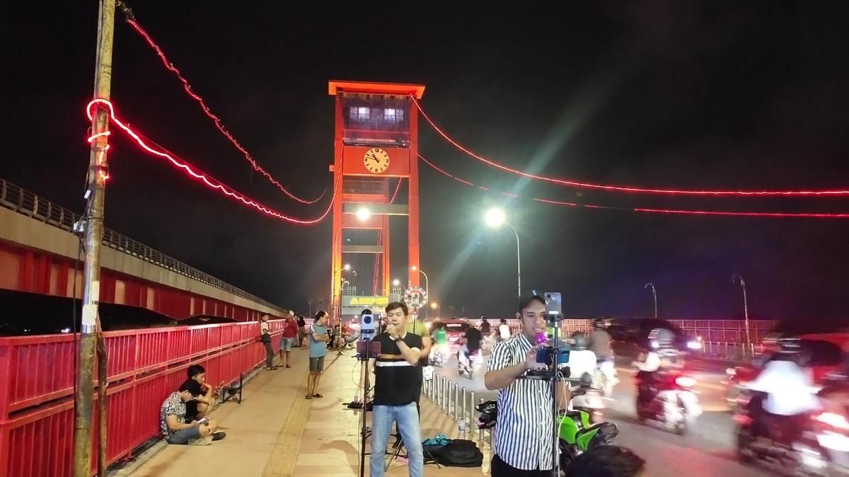 Fenomena live TikTok di Jembatan Ampera Palembang (IDN Times/Feny Maulia Agustin)