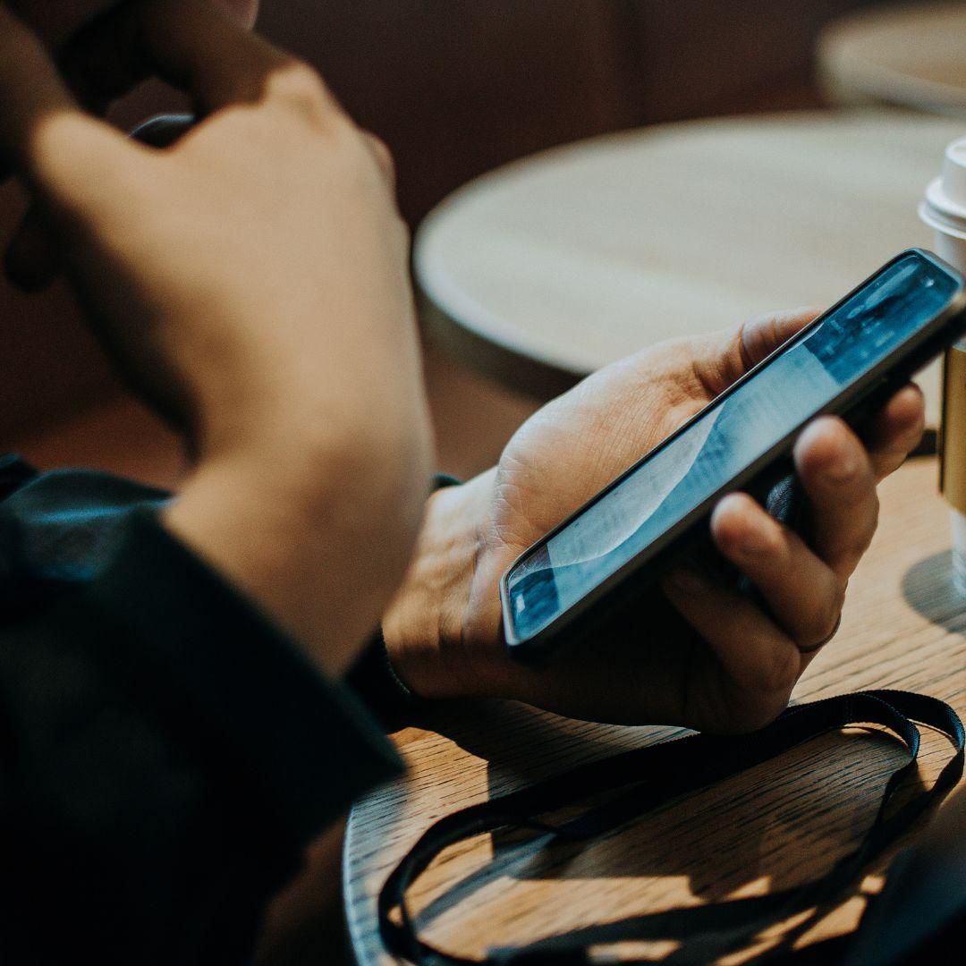 Potret melihat review penginapan