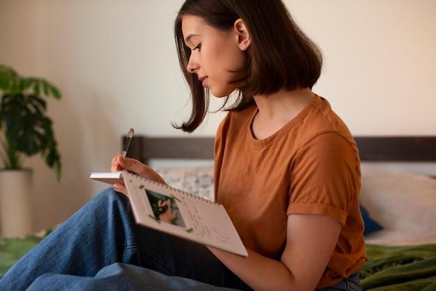 Ilustrasi jeda dengan journaling