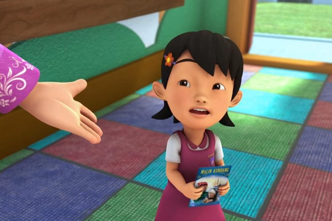 Susanti memegang buku Malin Kundang