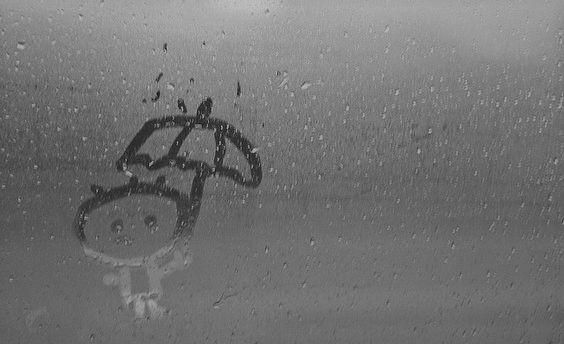 Animasi membawa payung saat hujan di media kaca berembun