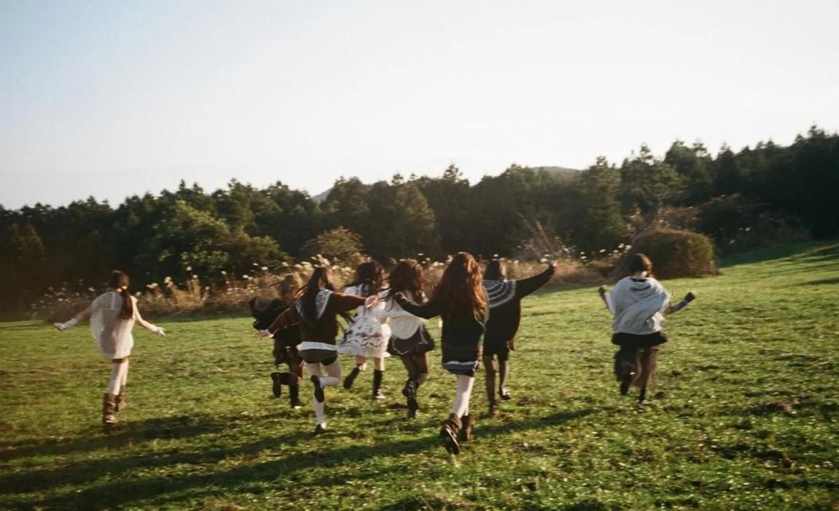 Girl group K-Pop Hearts2Hearts (H2H) berdelapan anggota, termasuk Carmen dari Indonesia.