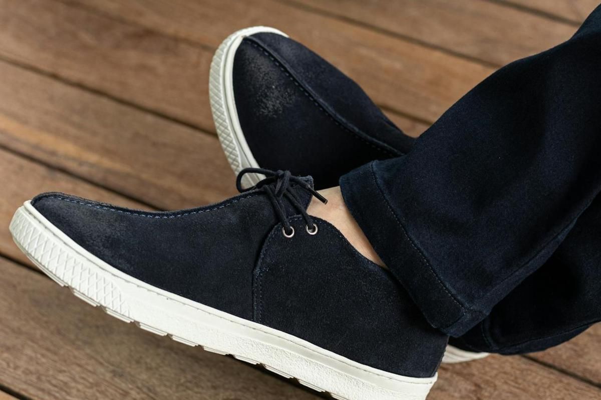 ilustrasi sepatu suede hitam 