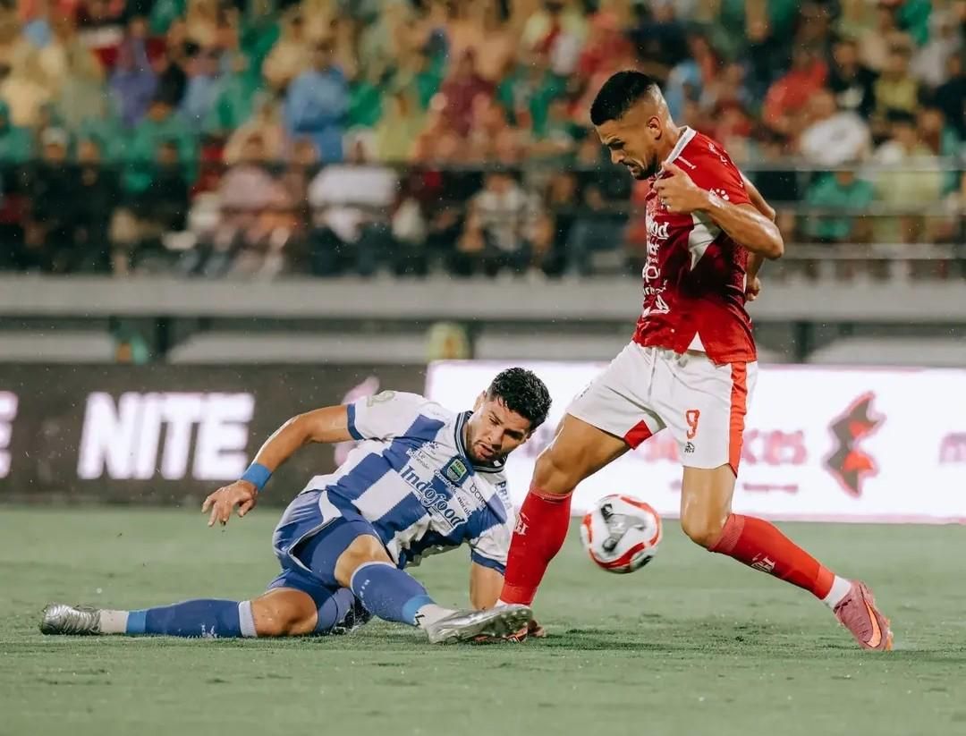 Boris Kopitovic (merah) mendapat hadangan pemain Persib Bandung (putih). 