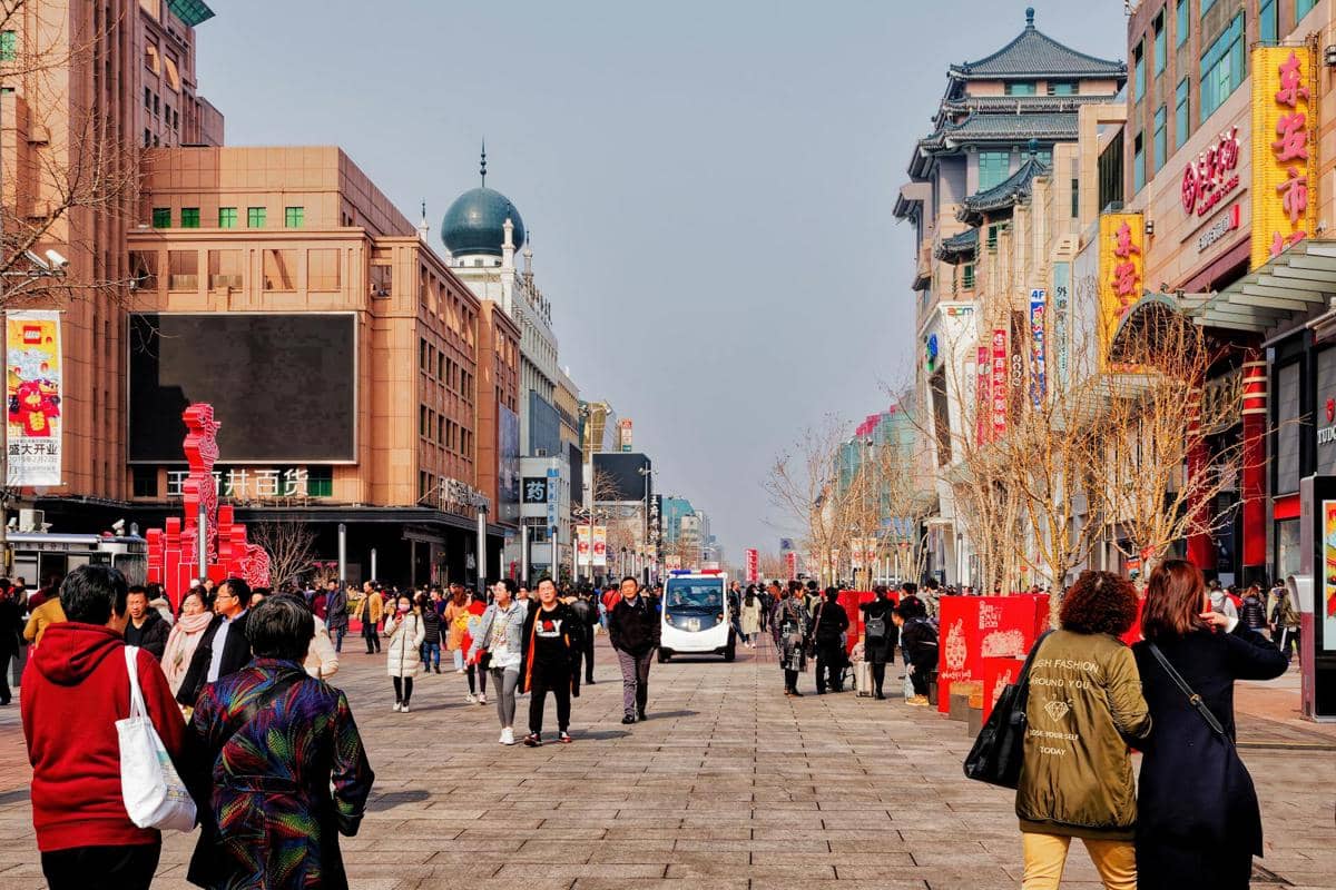 potret orang-orang berjalan di jalanan Beijing