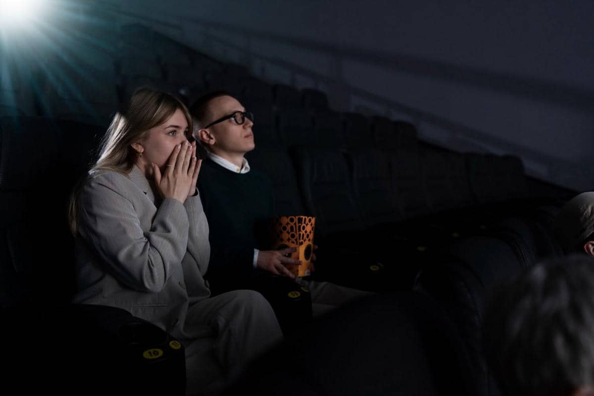 ilustrasi nonton film bioskop