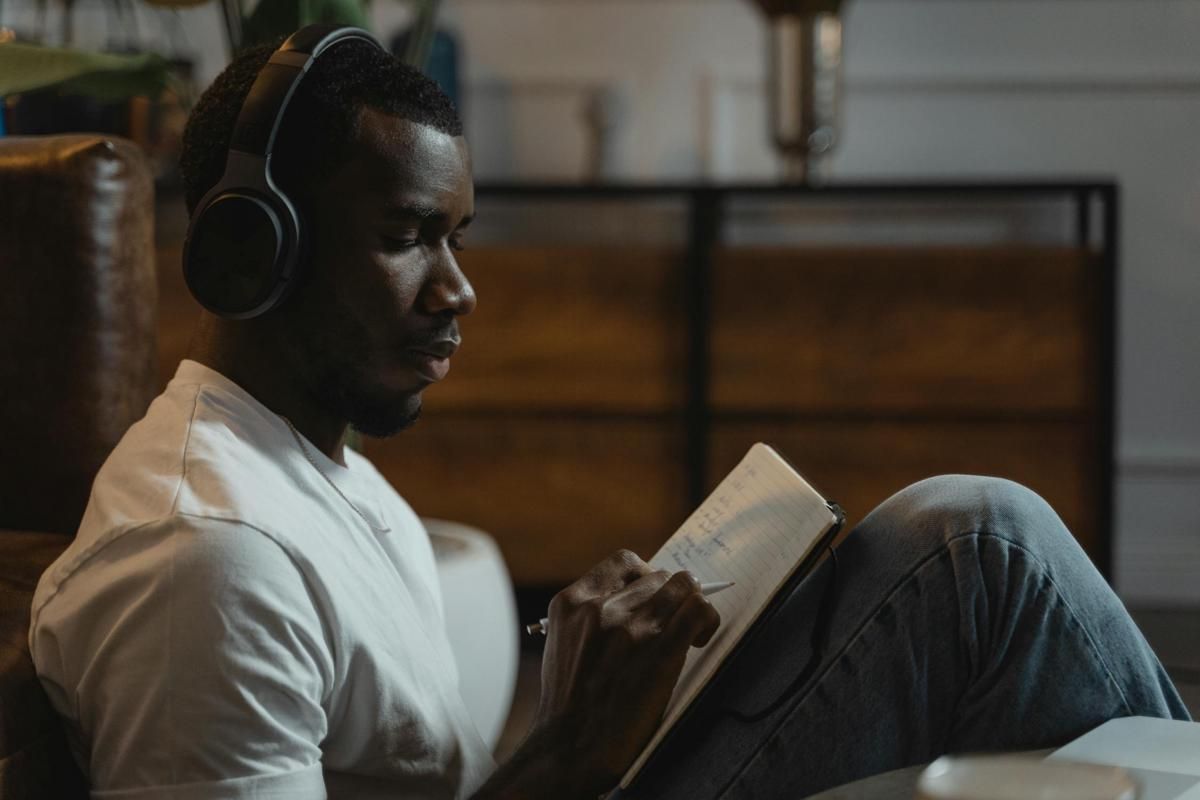 Ilustrasi pria mendengarkan lagu