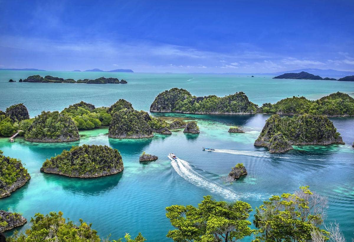 https://www.pexels.com/id-id/foto/pemandangan-udara-kepulauan-raja-ampat-yang-menakjubkan-32157316/