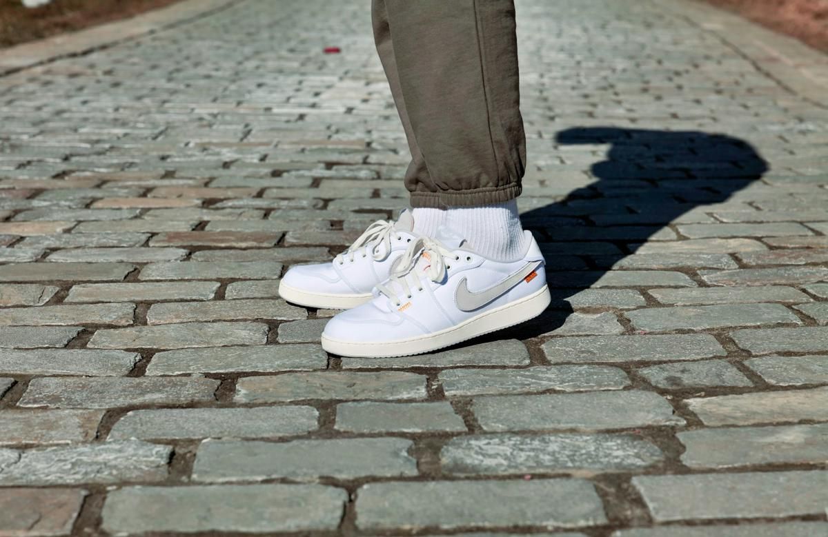 ilustrasi sneakers putih