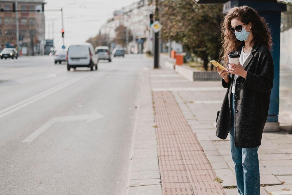 Ilustrasi menunggu driver transportasi online di titik jemput yang sudah ditentukan.