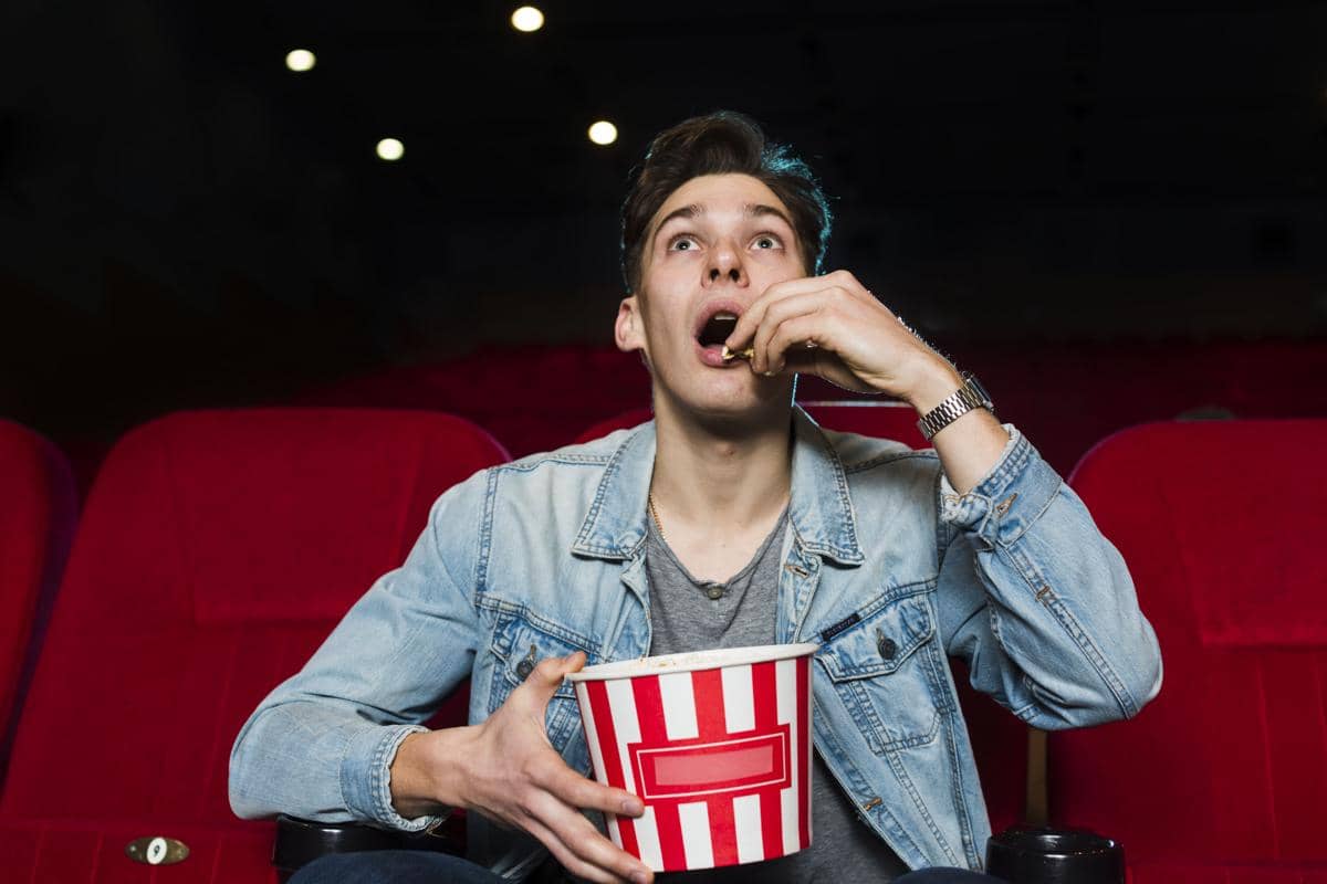 Ilustrasi menonton film horor 