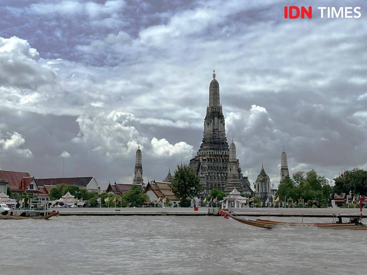 Potret Wat Arun dan Sungai Chao Praya, Bangkok, Thailand 