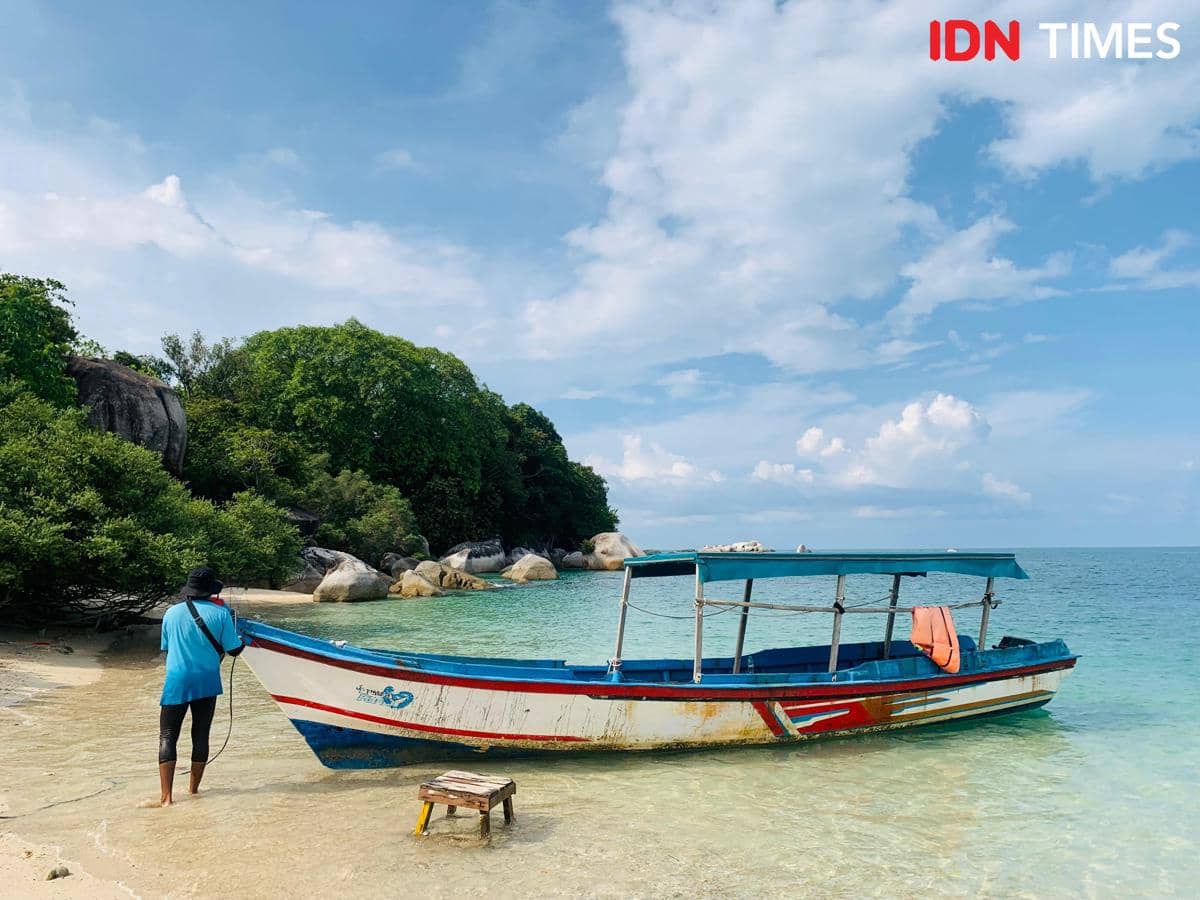 Kapal nelayan di Pulau Putri, Provinsi Bangka Belitung (IDN Times/Doni Hermawan)