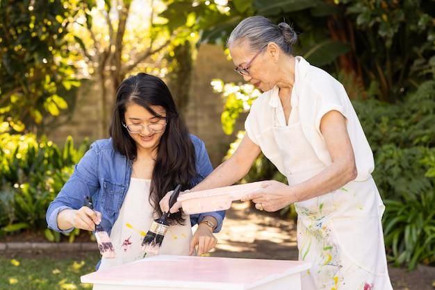 ilustrasi crafting bersama ibu mertua