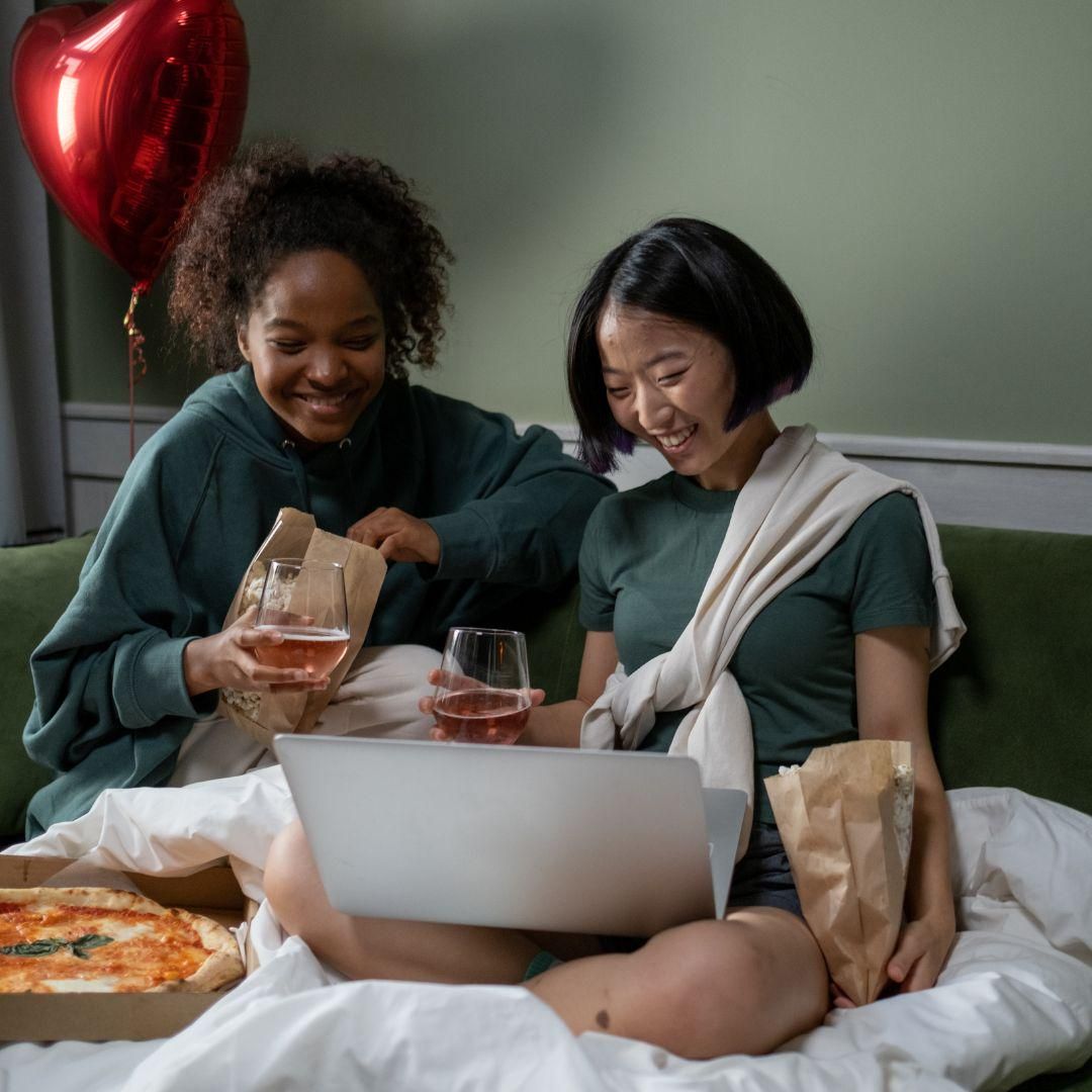 Potret menonton film di rumah