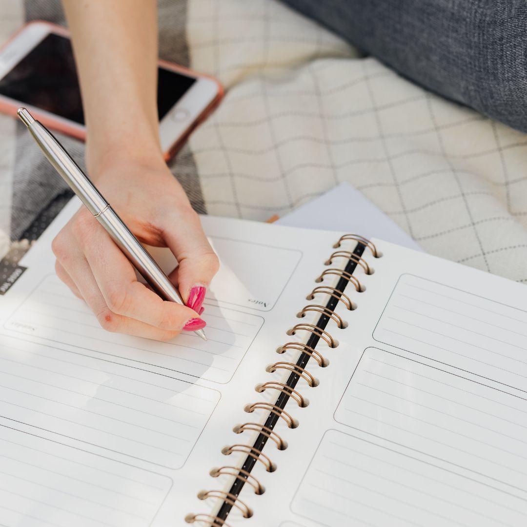 Potret orang yang sedang menulis planning