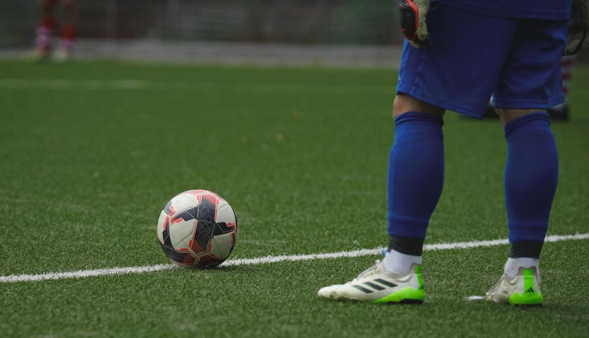 ilustrasi bermain bola