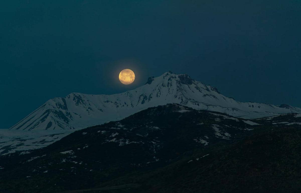 Ilustrasi cold moon yang jadi purnama paling tinggi di langit sepanjang tahun