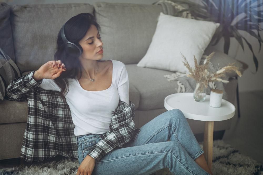 ilustrasi perempuan mendengarkan musik