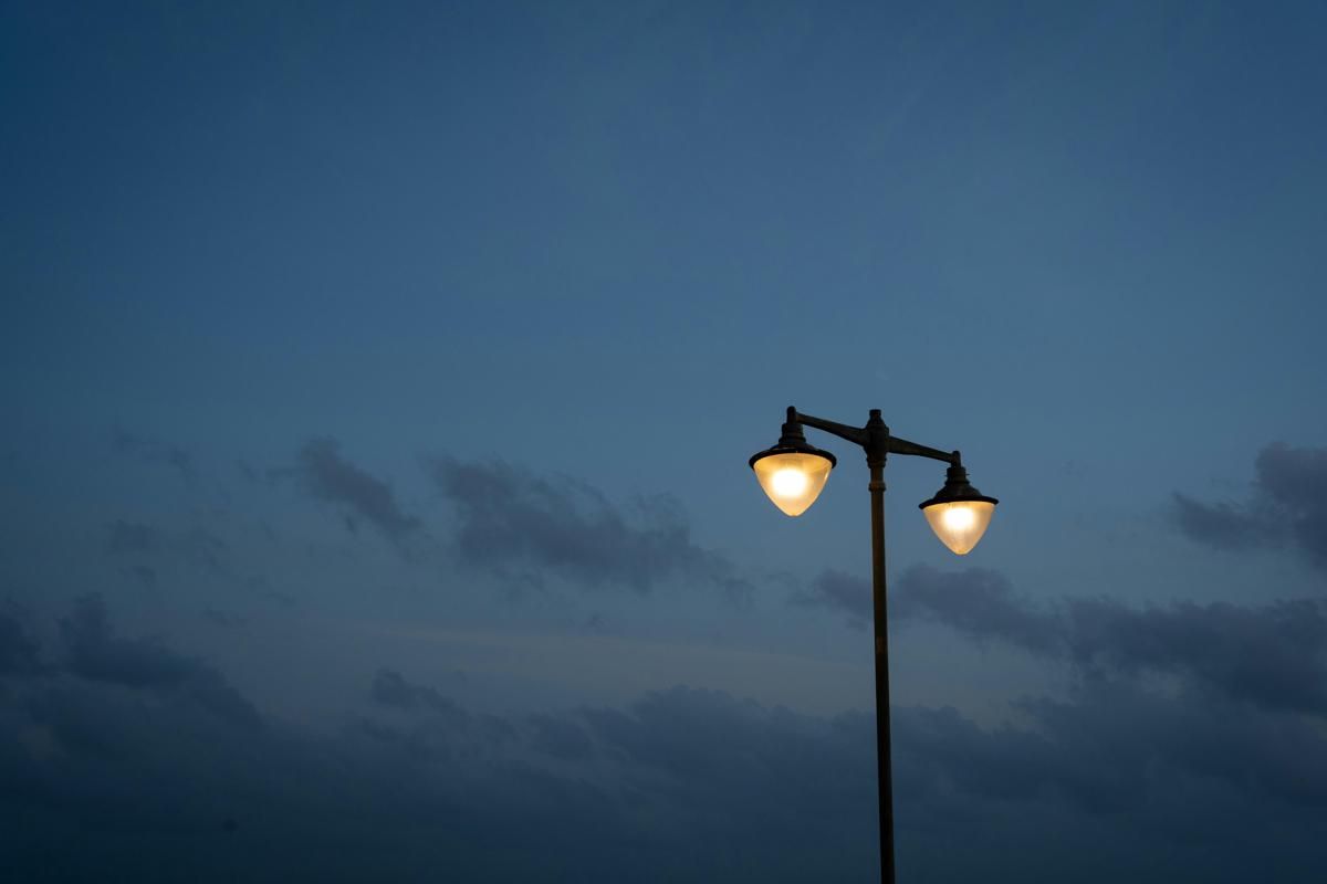 ilustrasi lampu jalan