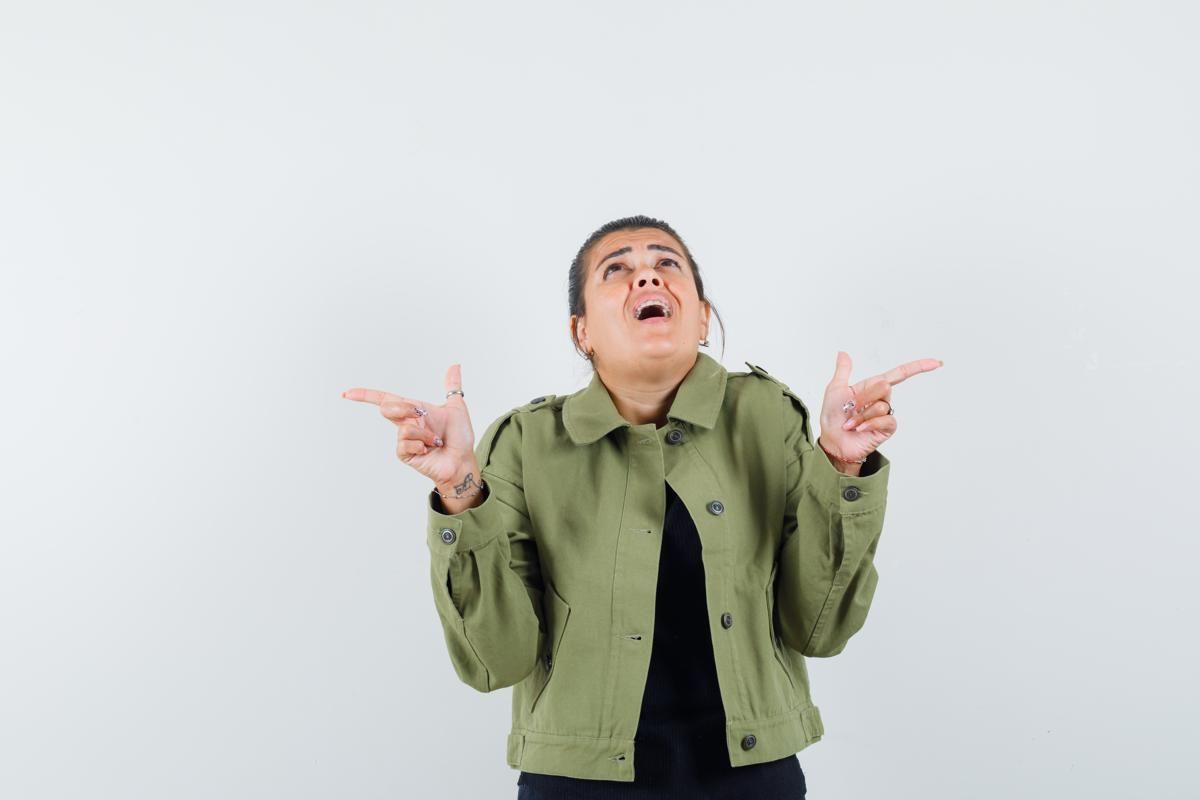 Ilustrasi wanita melihat ekspektasi