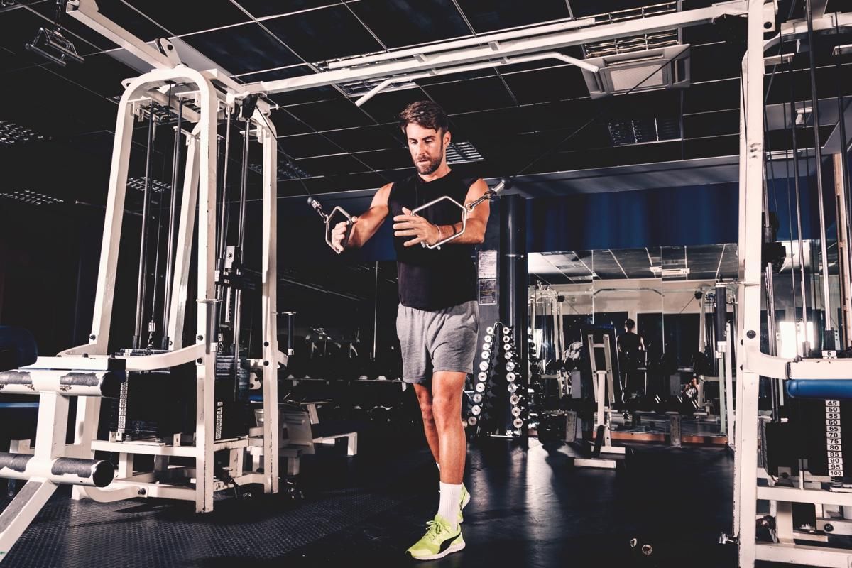 Ilustrasi pria berolahraga di gym