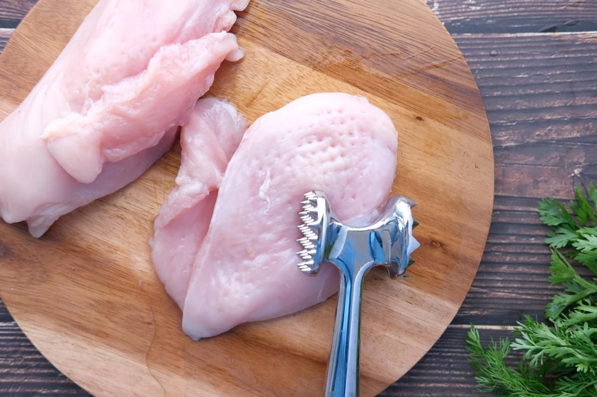 https://www.pexels.com/id-id/foto/makanan-kayu-meja-ayam-12197308/