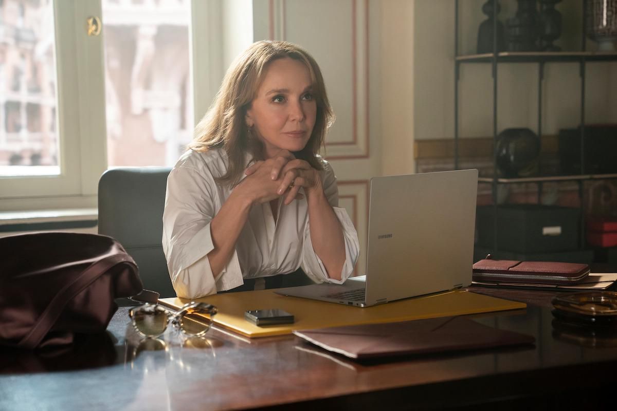 Potret Philippine Leroy-Beaulieu sebagai Sylvie Grateau dalam serial Emily in Paris