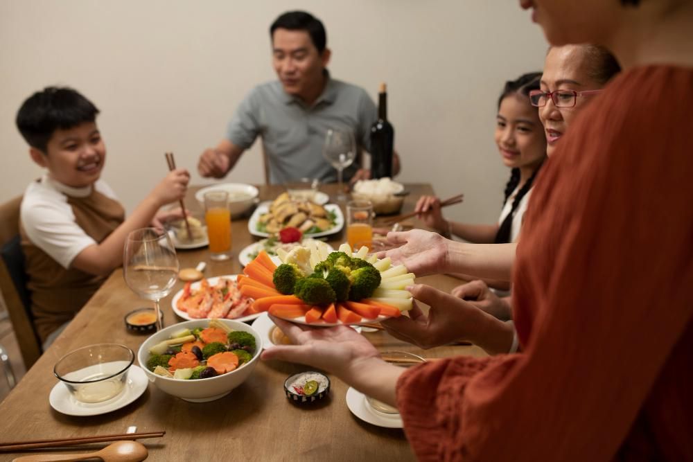 ilustrasi makan malam bersama keluarga