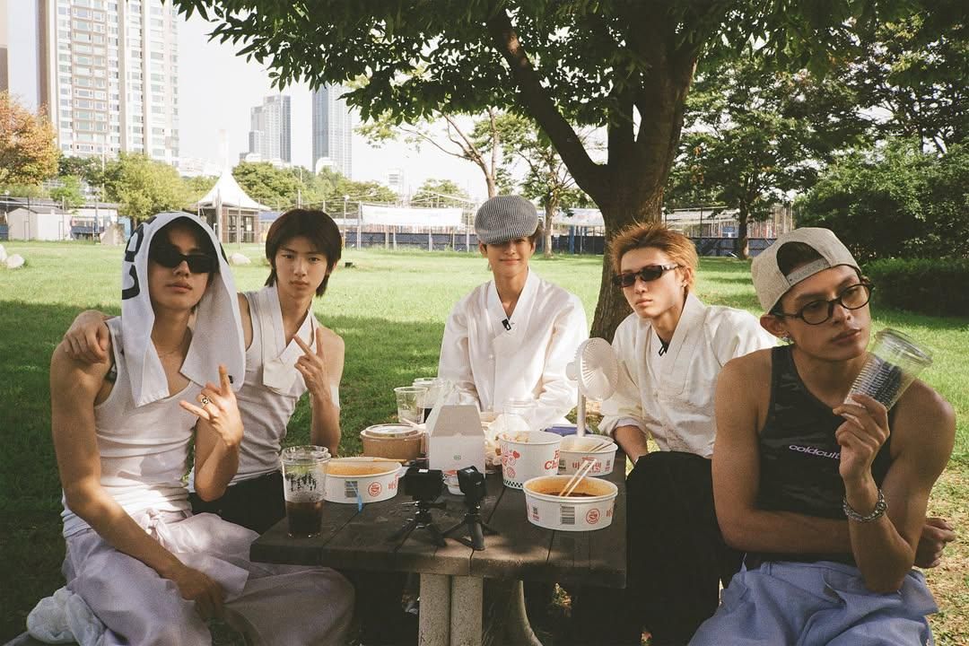 Potret CORTIS mengahabiskan waktu bersama di taman