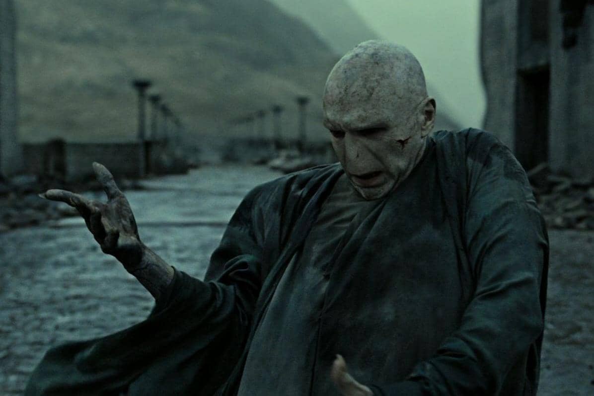 cuplikan adegan kematian Voldemort dalam film Harry Potter and the Deathly Hallows: Part 2