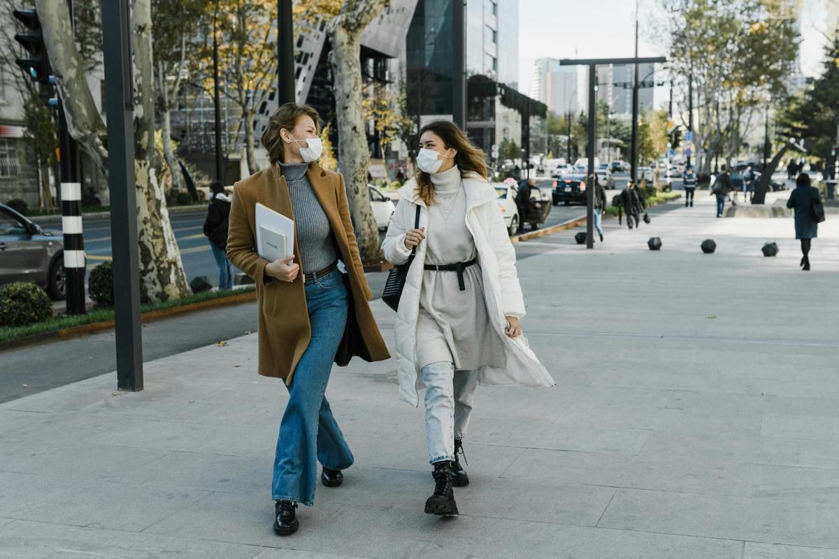 wanita yang sedang jalan santai