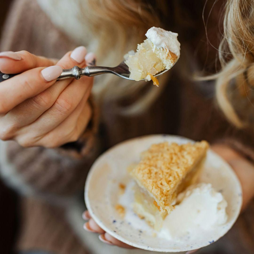 Potret menikmati makanan manis 