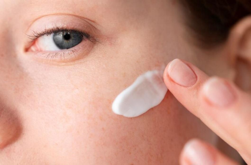 ilustrasi memakai sunscreen (freepik.com/freepik)