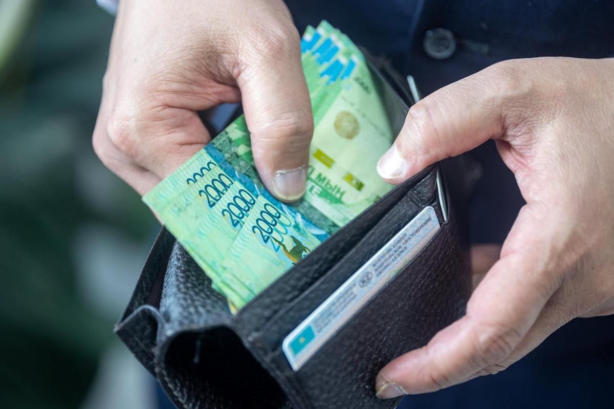 Ilustrasi sedang mengambil uang dari dompet.