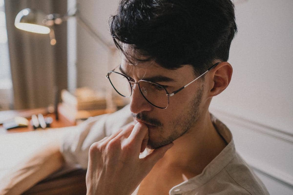 illustrasi pria merasa khawatir