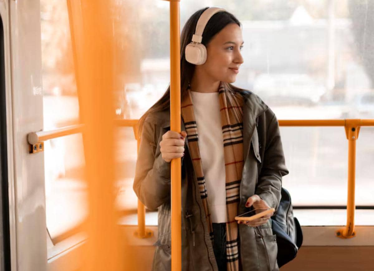 ilustrasi mendengarkan musik di kereta