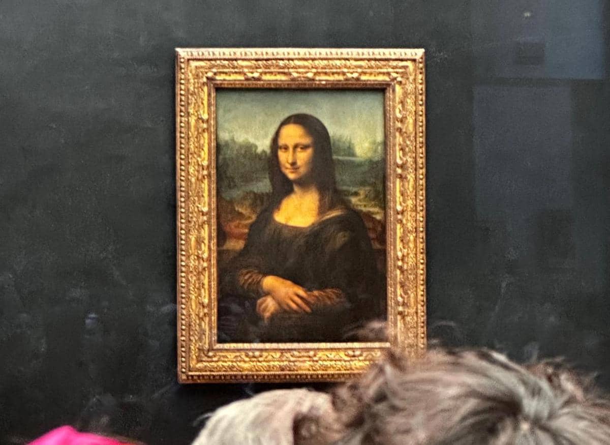 ilustrasi lukisan Mona Lisa di Museum Louvre