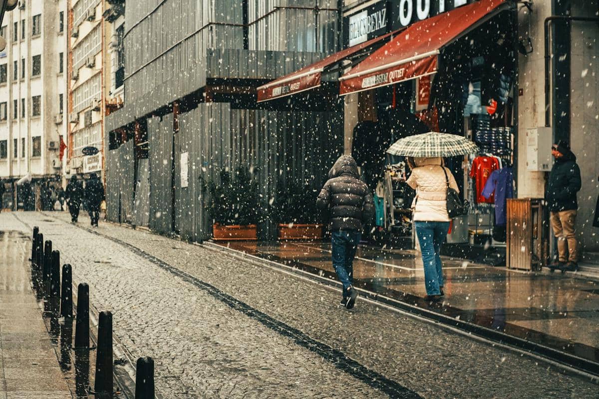 Ilustrasi pemandangan jalanan perkotaan saat hujan