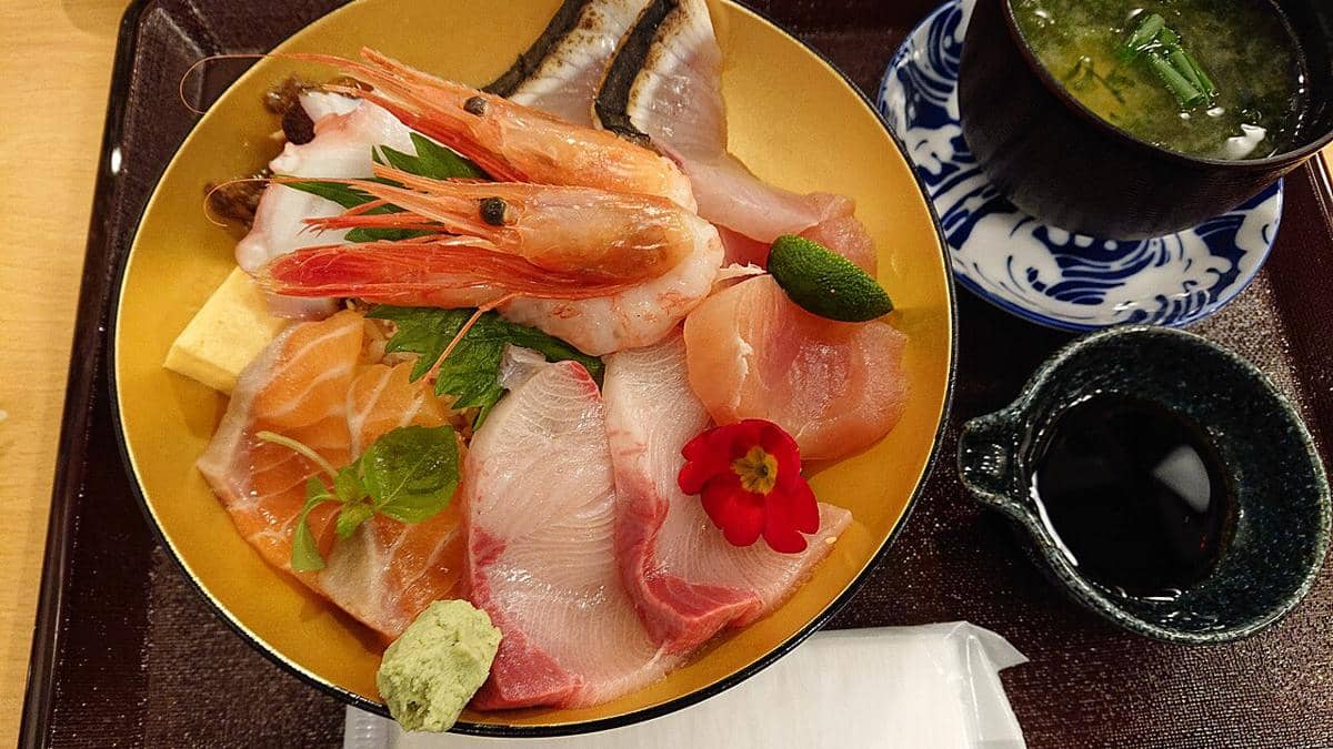 ilustrasi seafood rice bowl