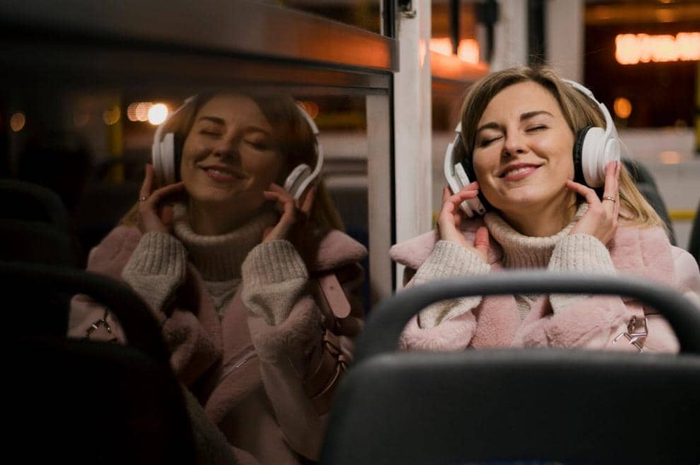 ilustrasi mendengarkan musik