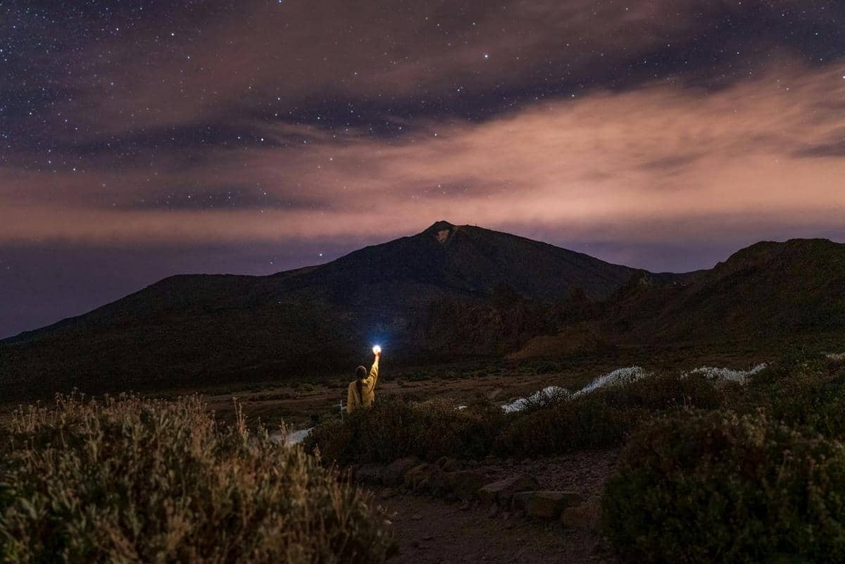 ilustrasi wanita melihat langit malam di gunung
