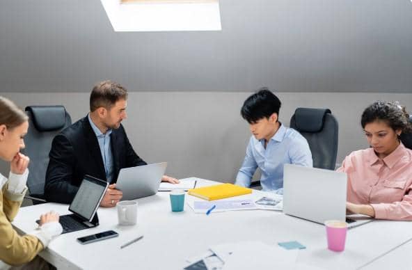 ilustrasi takut menyampaikan pendapat