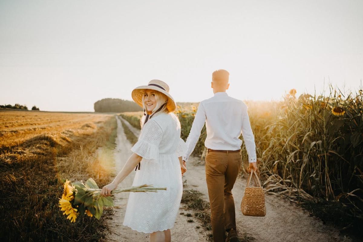 ilustrasi pasangan yang sedang berjalan bersama