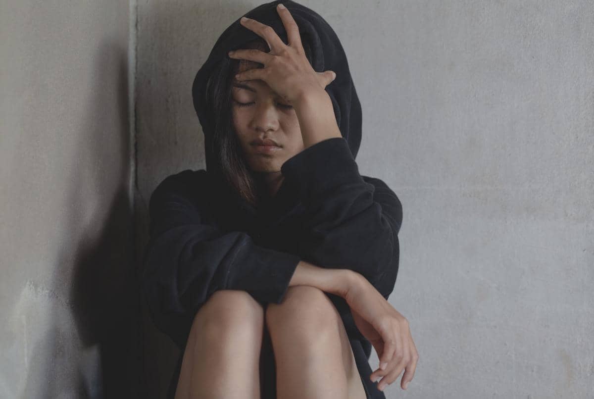 ilustrasi remaja sedang menyendiri