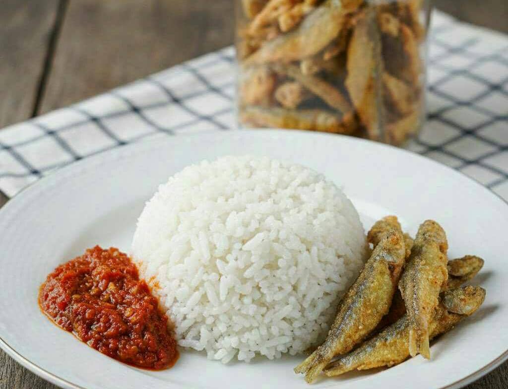 ilustrasi nasi dengan lauk ikan wader goreng
