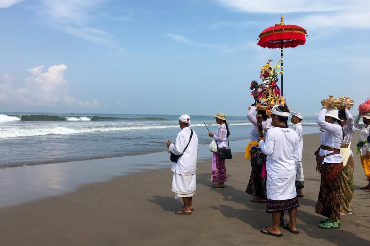 Upacara Melasti di Pantai Petitenget (dok.pribadi/Natalia Indah)